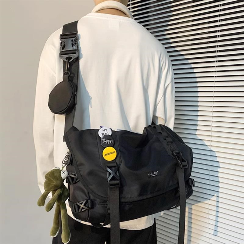 男大容量单肩斜挎包男包男生大号书包男士电脑邮差包男款运动挎包