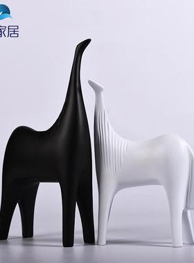 北欧简约黑白对马抽象摆件创意家居客厅电视柜酒柜书房装饰品摆设