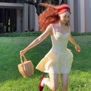 小丽初恋小黄裙吊带A字连衣裙夏多巴胺小个U子显瘦公主短裙