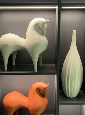 现代简约红色马摆件客厅玄关酒柜格子柜办公室桌面装饰乔迁礼物