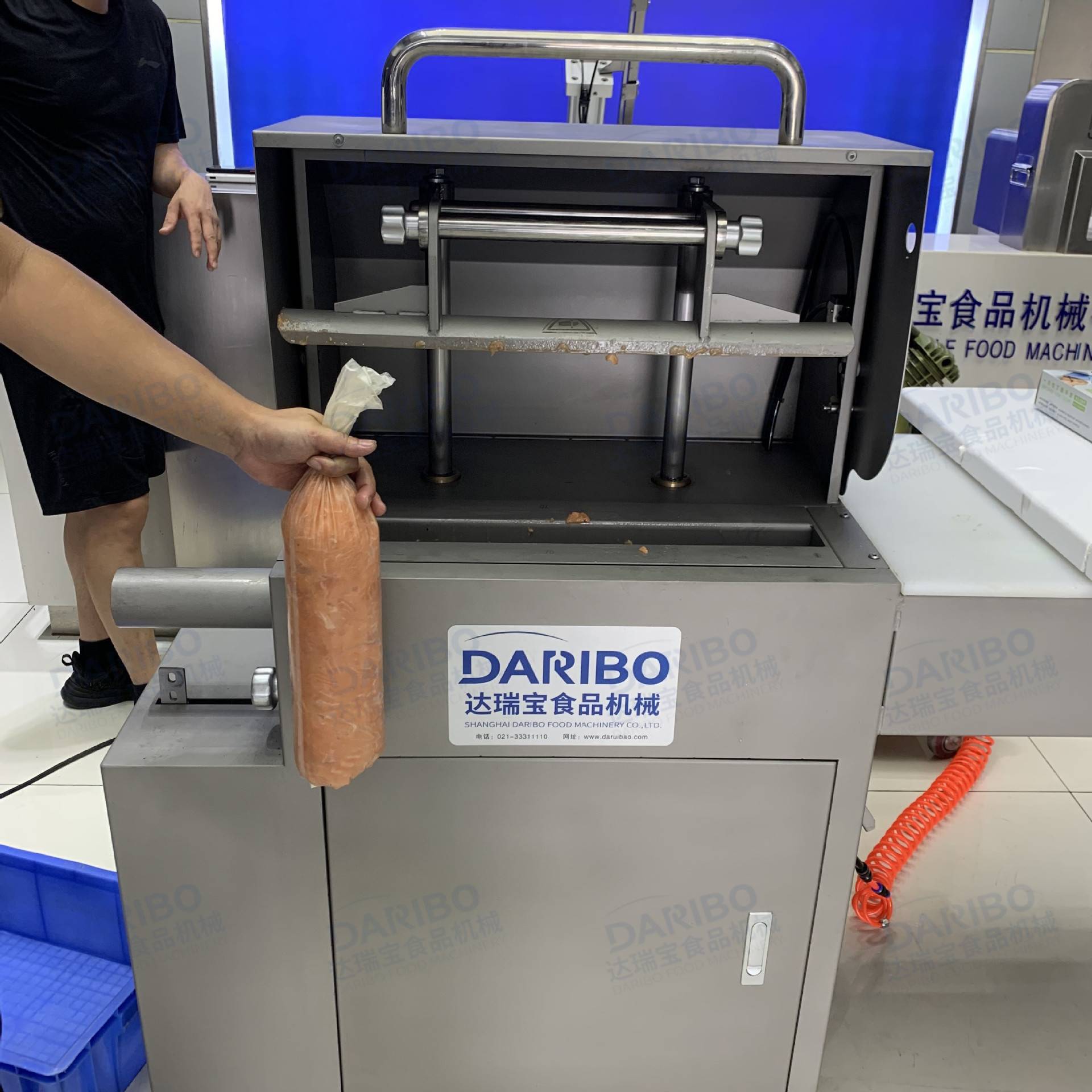 * 肉类重组填充机 羊肉卷灌肉机 肥牛肉块装袋机 气动牛排塞肉机