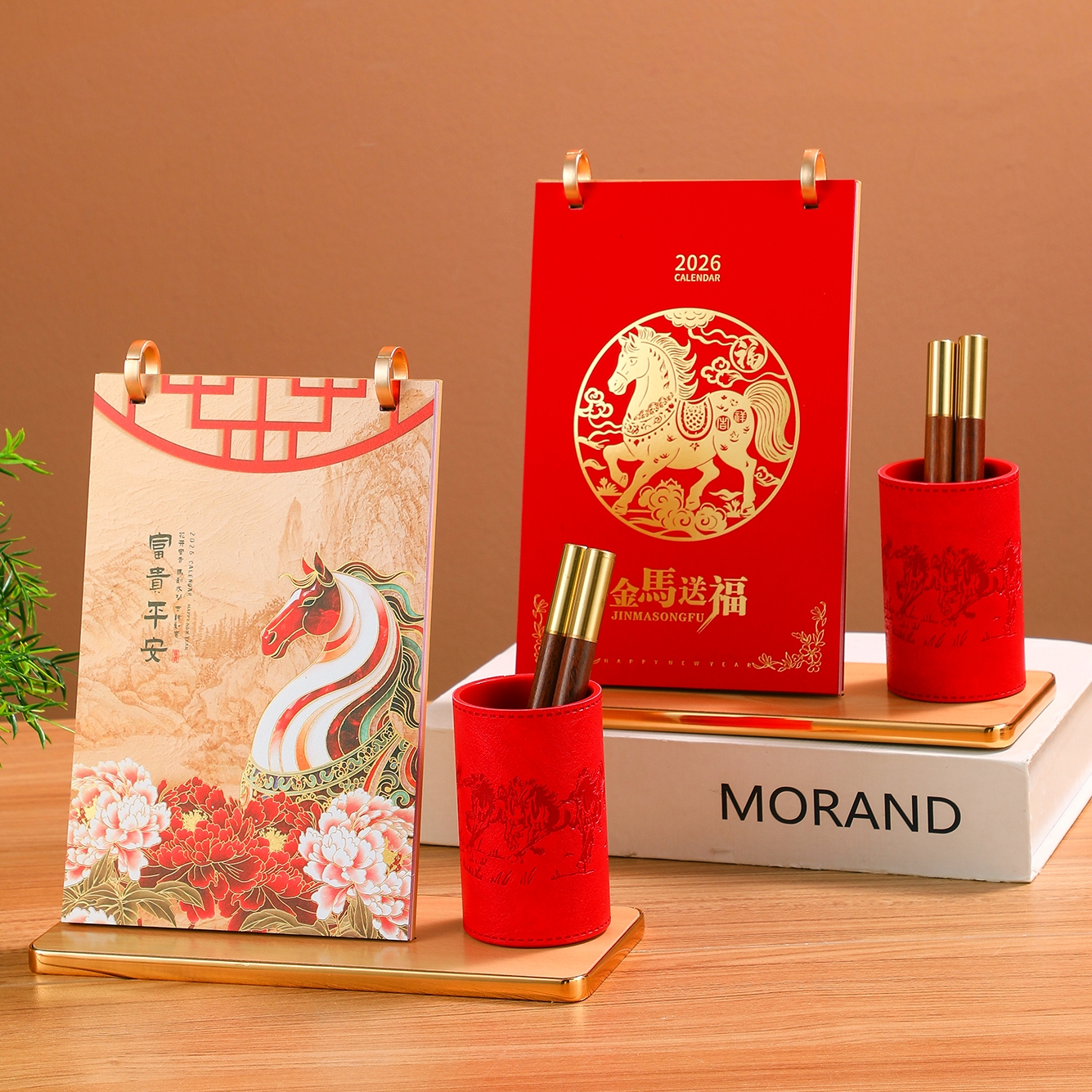 2026年台历马年新款简约创意中国红皮质笔筒木质新年礼品月历公司商务办公桌面摆件定制日历本定做记事本日历