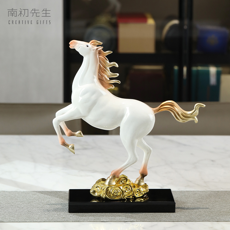 马到成功酒柜电视柜办公室摆件