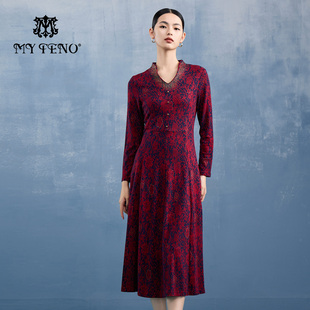 子收腰长袖 枣红色烫钻V领印花连衣裙 气质女 新款 马天奴2025冬季