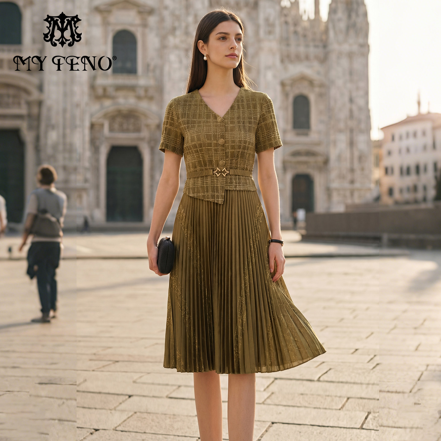 马天奴春夏新款咖色印花重工百褶连衣裙V领短袖收腰通勤时尚女装