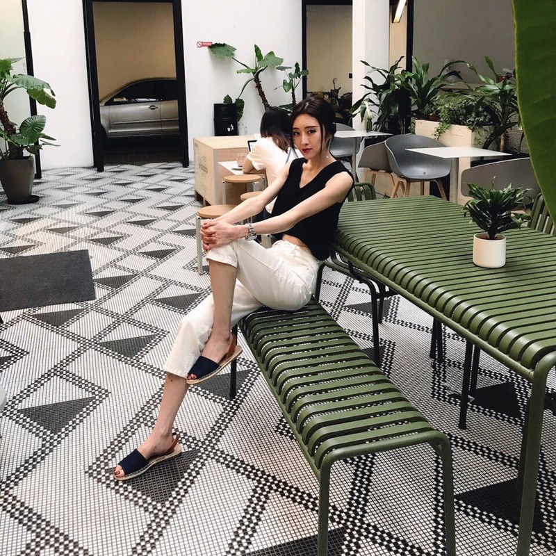 现代简约休闲庭院户外桌椅奶茶店咖啡厅铁艺室外露天桌椅套装组合