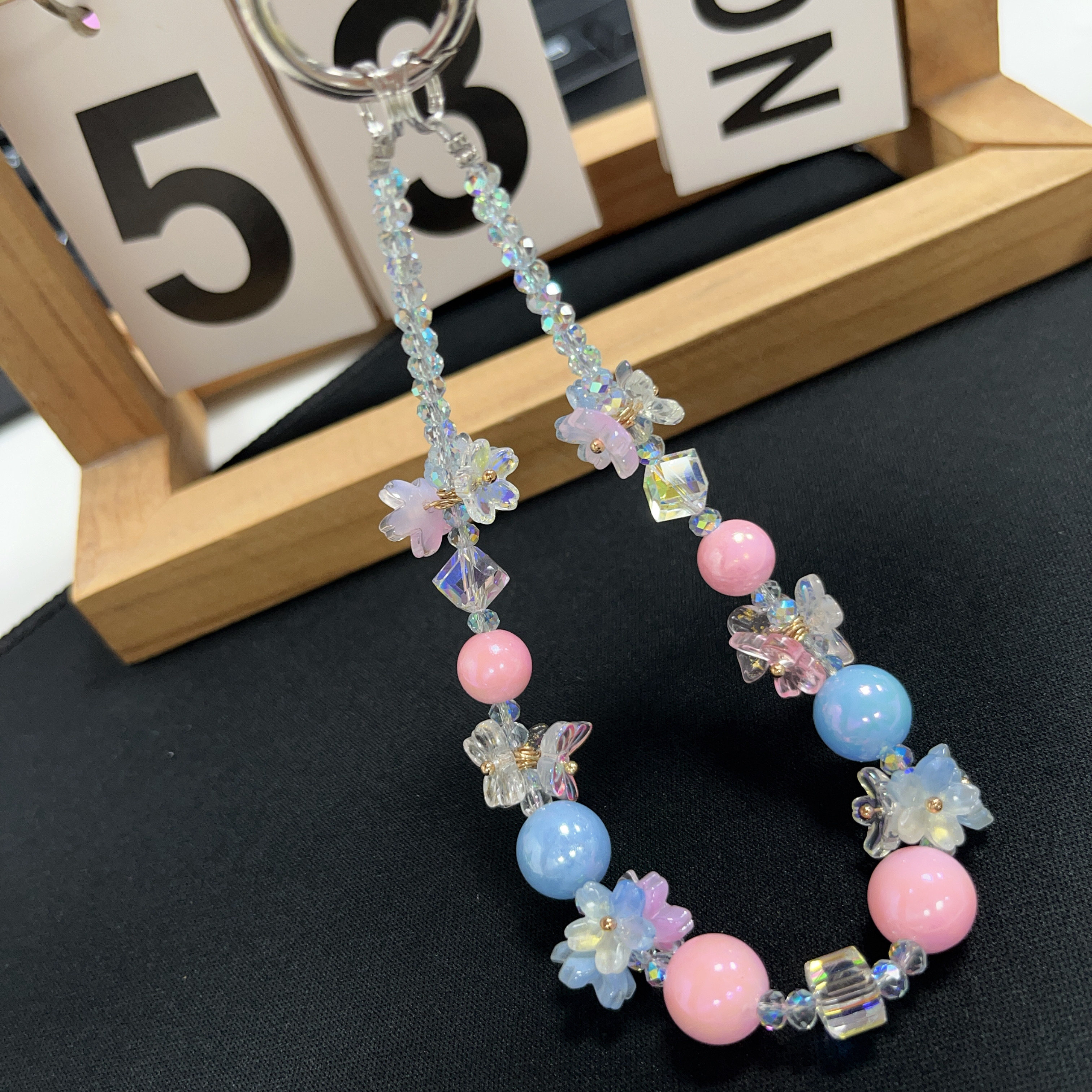 新款创意花朵粉蓝珠珠水晶链好看可爱精致适合夏天外出适配钥匙配饰包