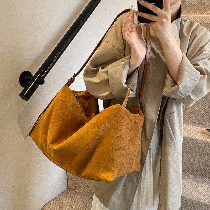 复古大容量麂皮绒包包女2025新款秋冬季通勤单肩旅行包短途健身包