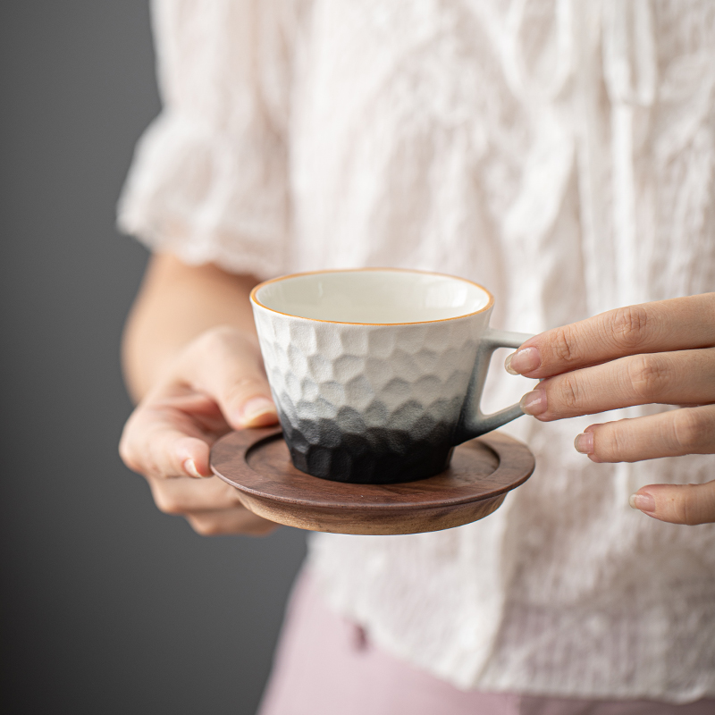 撞色锤纹设计陶瓷杯高颜值多用途咖啡杯碟加厚把手马克杯胡桃木碟