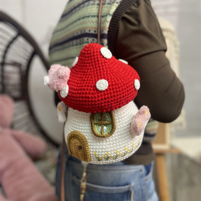毛线钩针蘑菇屋包包手工编织diy材料包自制大容量双肩背包