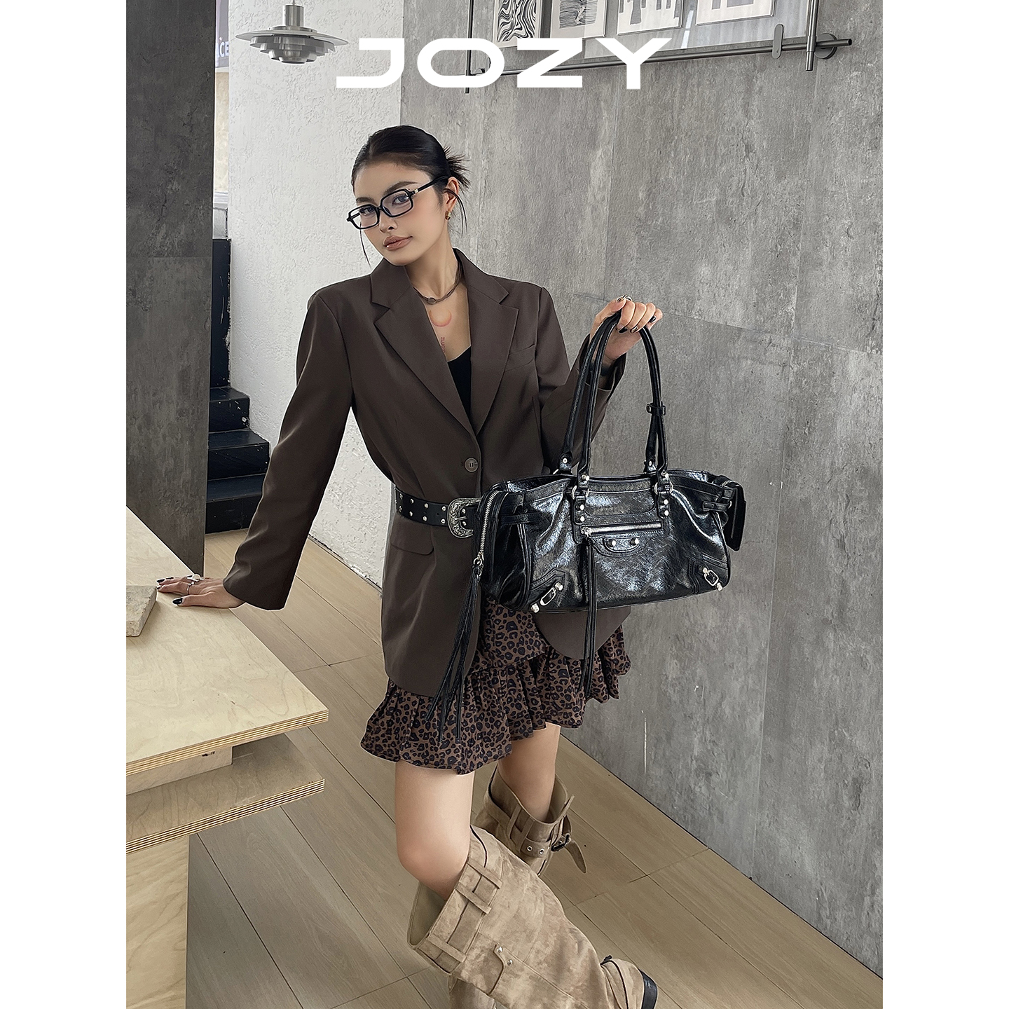 JOZY巴黎新款复古铆钉机车包ABG辣妹风大容量单肩包手提斜挎包包