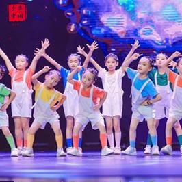 我是一颗跳跳糖舞蹈演出服糖果色T恤背带裤套装幼儿园毕业照班服