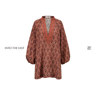 Into The East己印盾花v领上衣