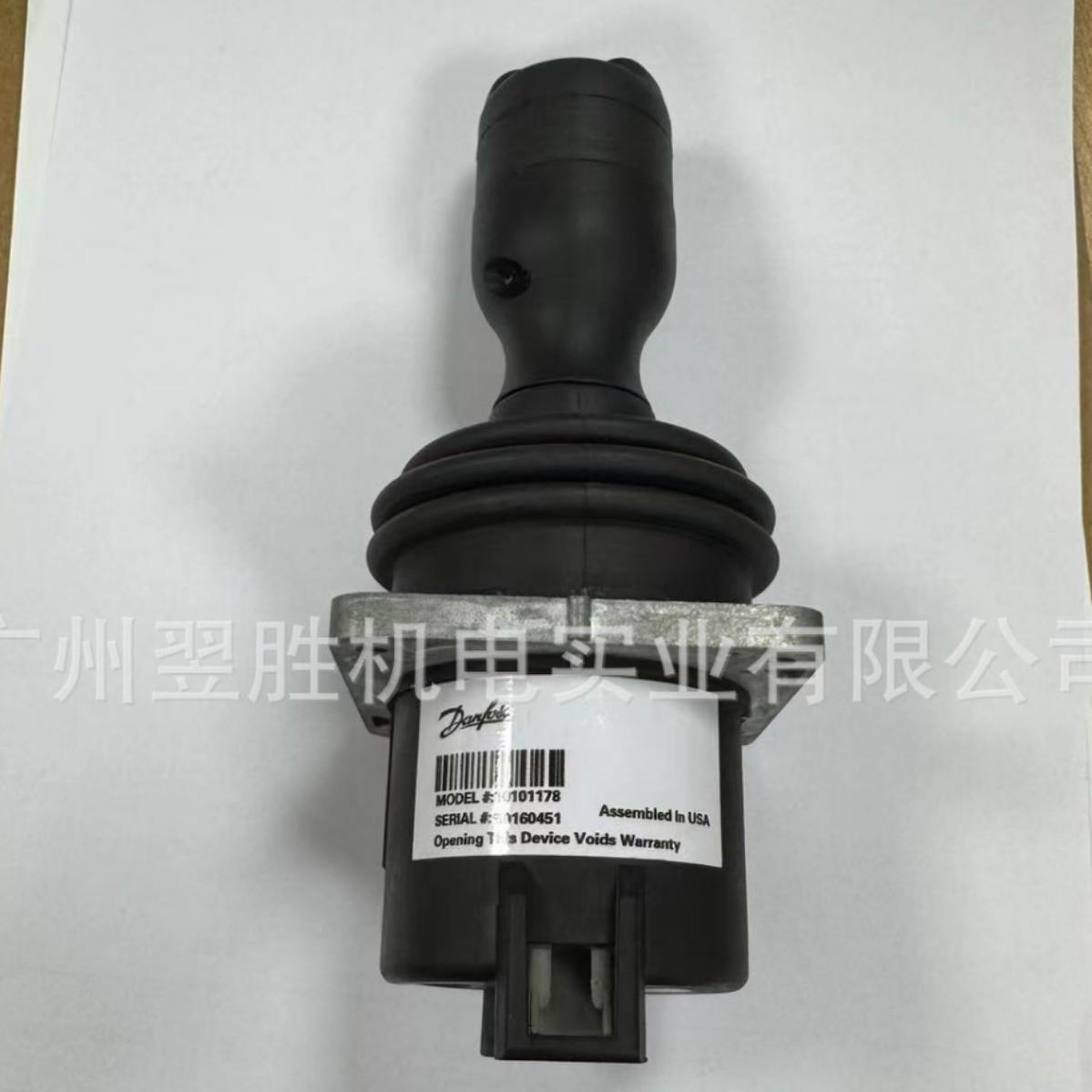 高空车DANFOSS2位带按钮车身前后行驶，按钮控制轮胎左后操作手柄