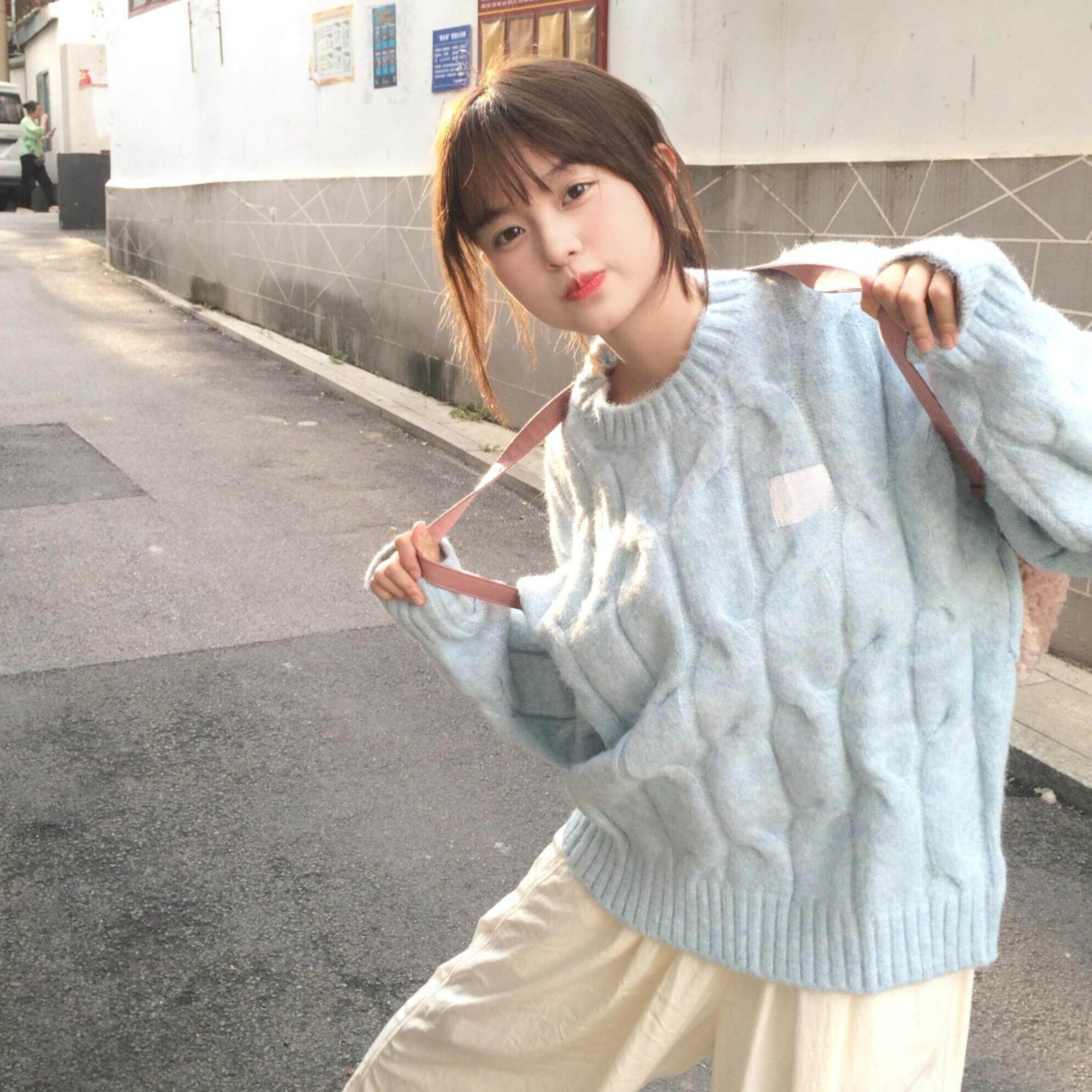 蓝色麻花套头针织毛衣女