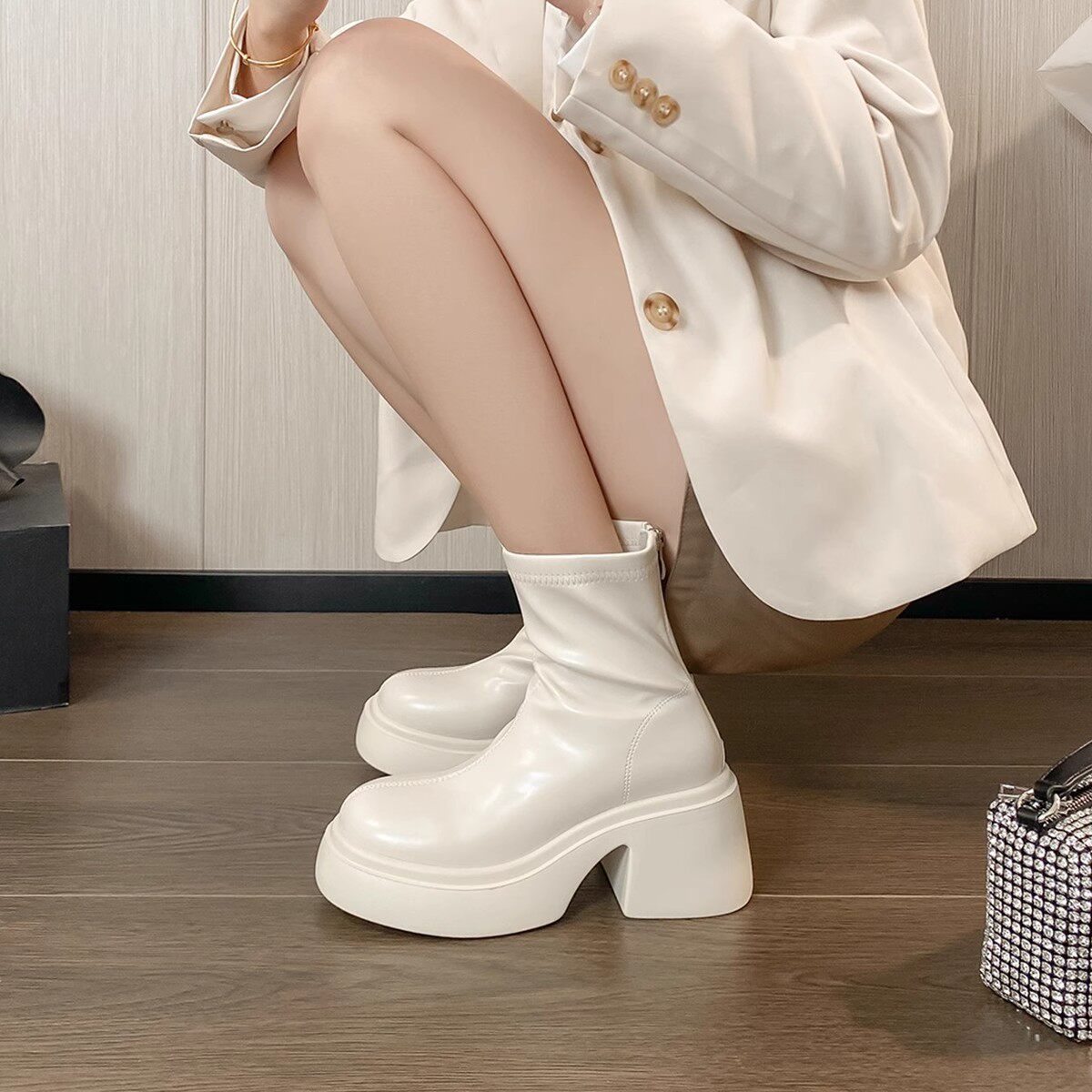 白色短靴女2025秋季新款松糕厚底小个子增高弹力瘦瘦靴显瘦马丁靴