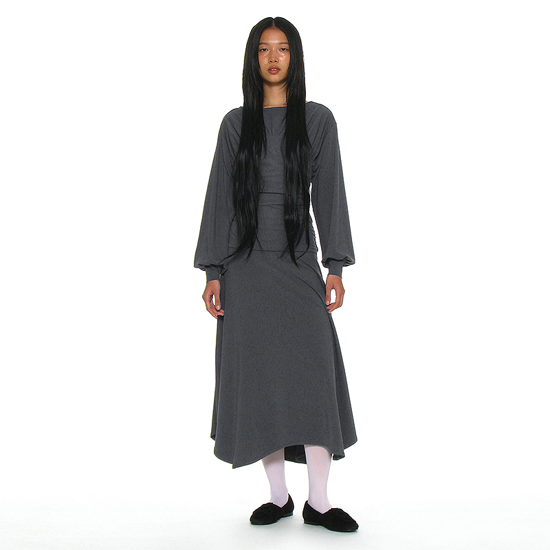 抽褶针织喇叭裙摆泡泡袖连衣裙