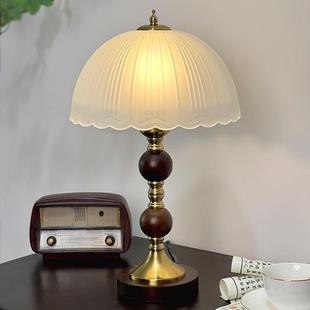 法式中古风台灯卧室美式复古简约实木设计师客厅书房书桌装饰摆件