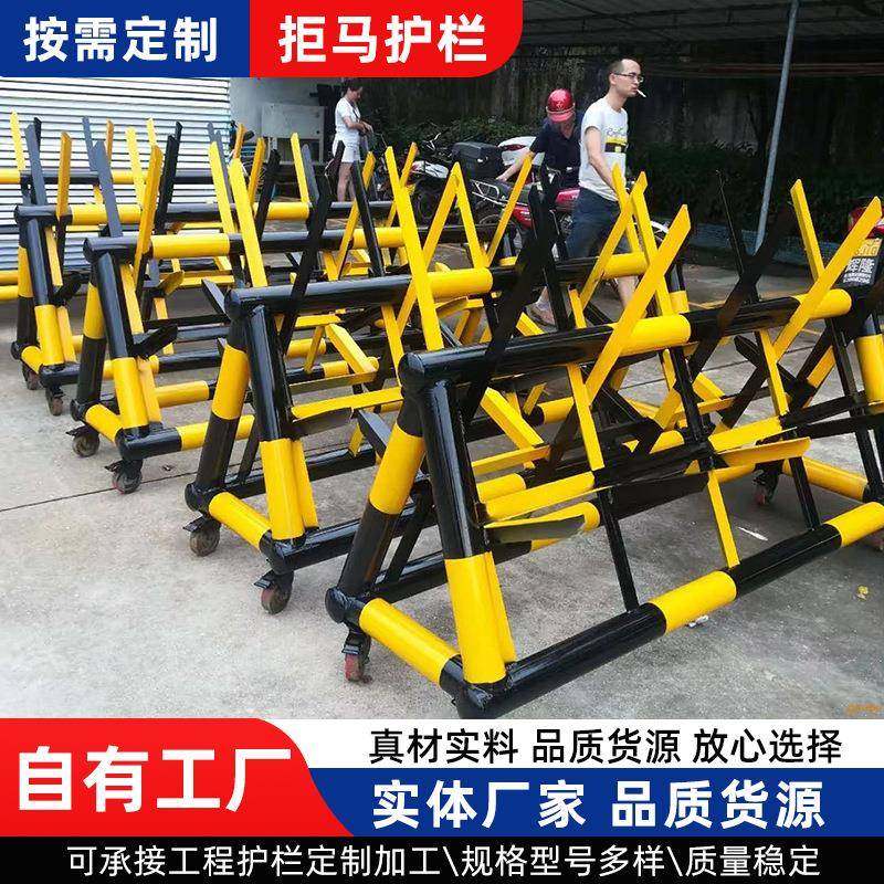 幼儿园学校加油站路障护栏万向轮拒马护栏电动拒马防撞移动护栏