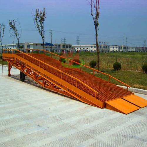 移动登车桥斜坡集装箱上卸货平台大吨位叉车卸货移动登车桥可移动