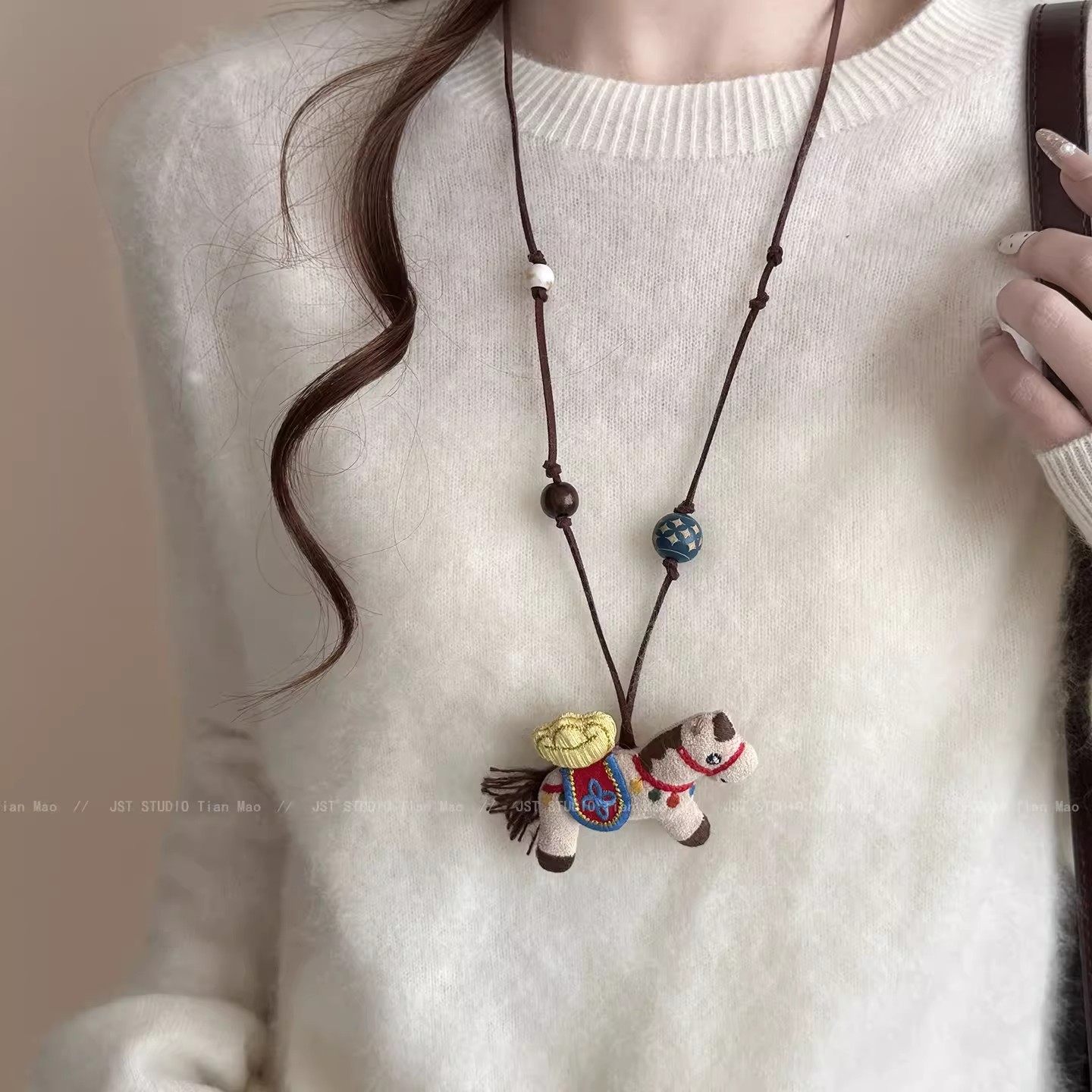 手工布艺小马吊坠串珠项链女本命年小众设计感长款毛衣链秋冬配饰