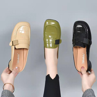 包头外穿拖鞋2024春夏欧美风圆头低跟凉拖鞋压花牛漆皮方扣乐福鞋