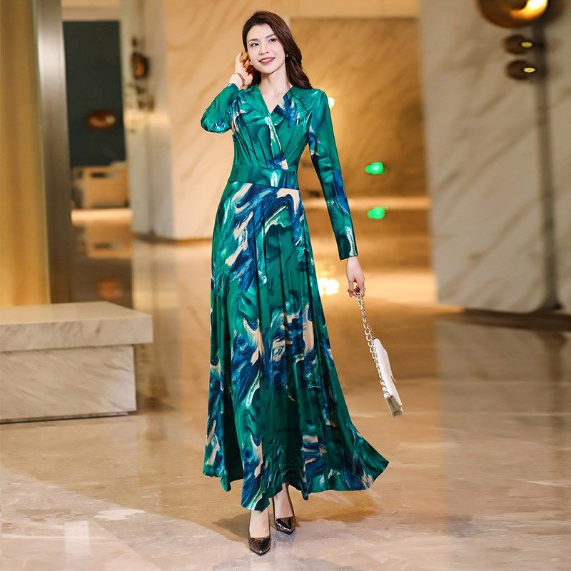 长款连衣裙女2024秋新款V领长袖过膝修身显瘦气质大摆长裙到脚踝