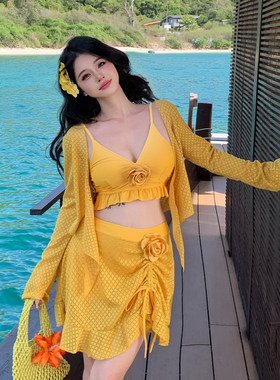 新款度假风黄色分体泳衣女大码比基尼三件套海边性感显白防晒泳装
