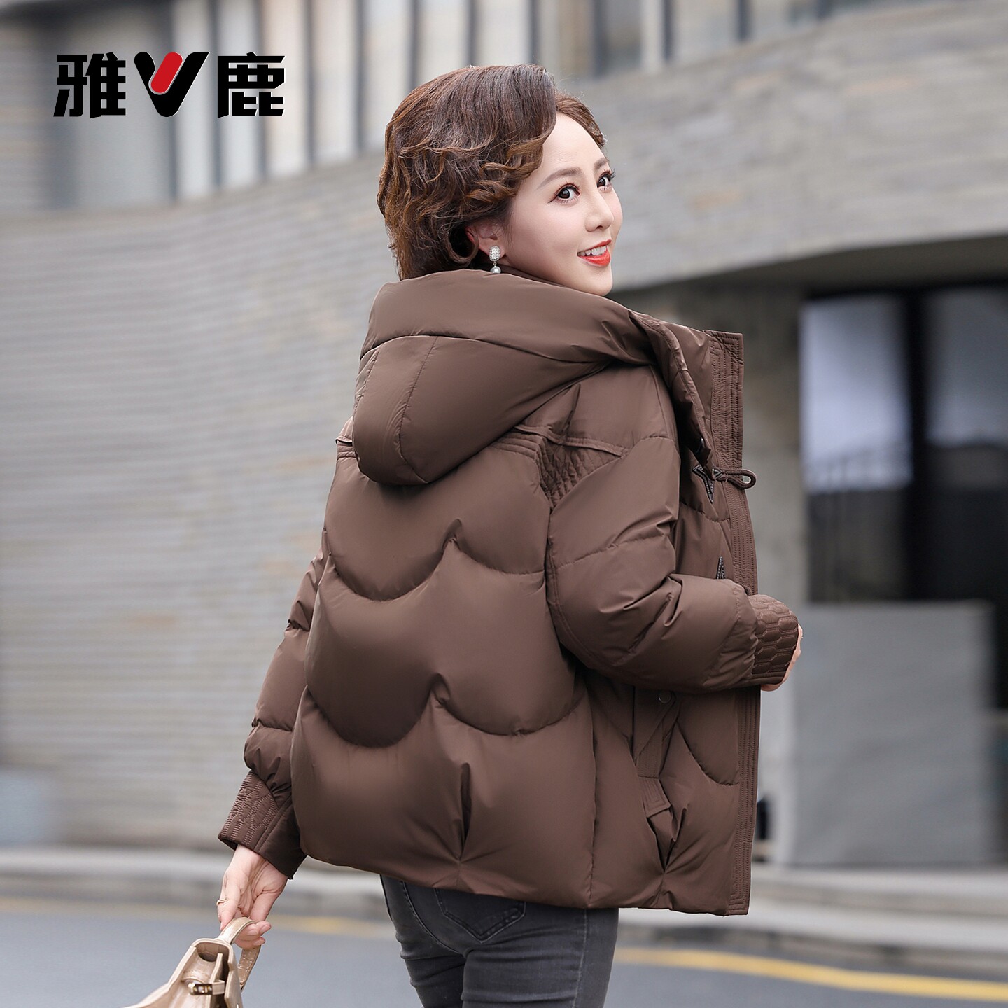 雅鹿中年妈妈装羽绒服女2026新款连帽上衣服中老年洋气保暖厚外套