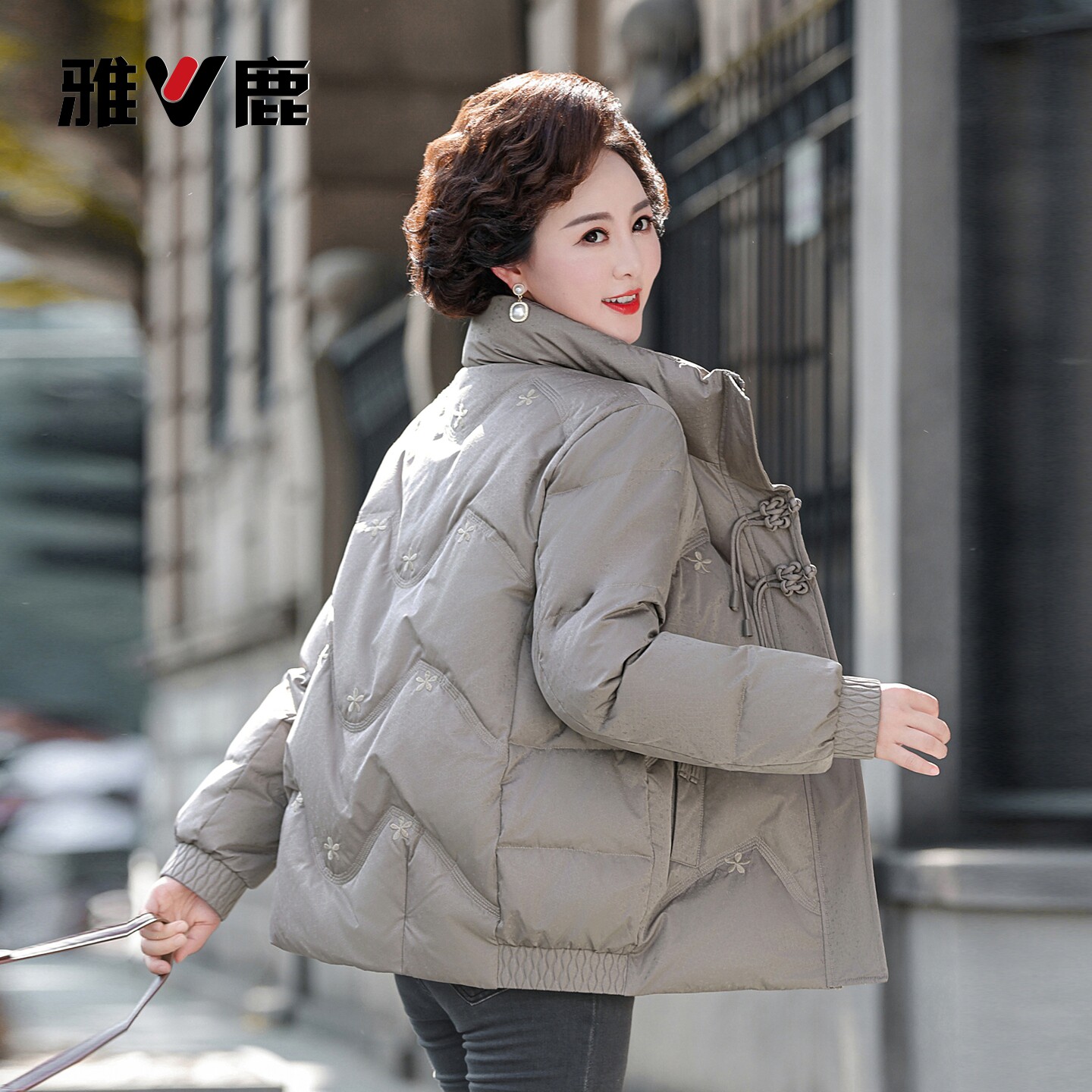 雅鹿妈妈装羽绒服女2026冬季新款保暖上衣服中老年女装新中式外套