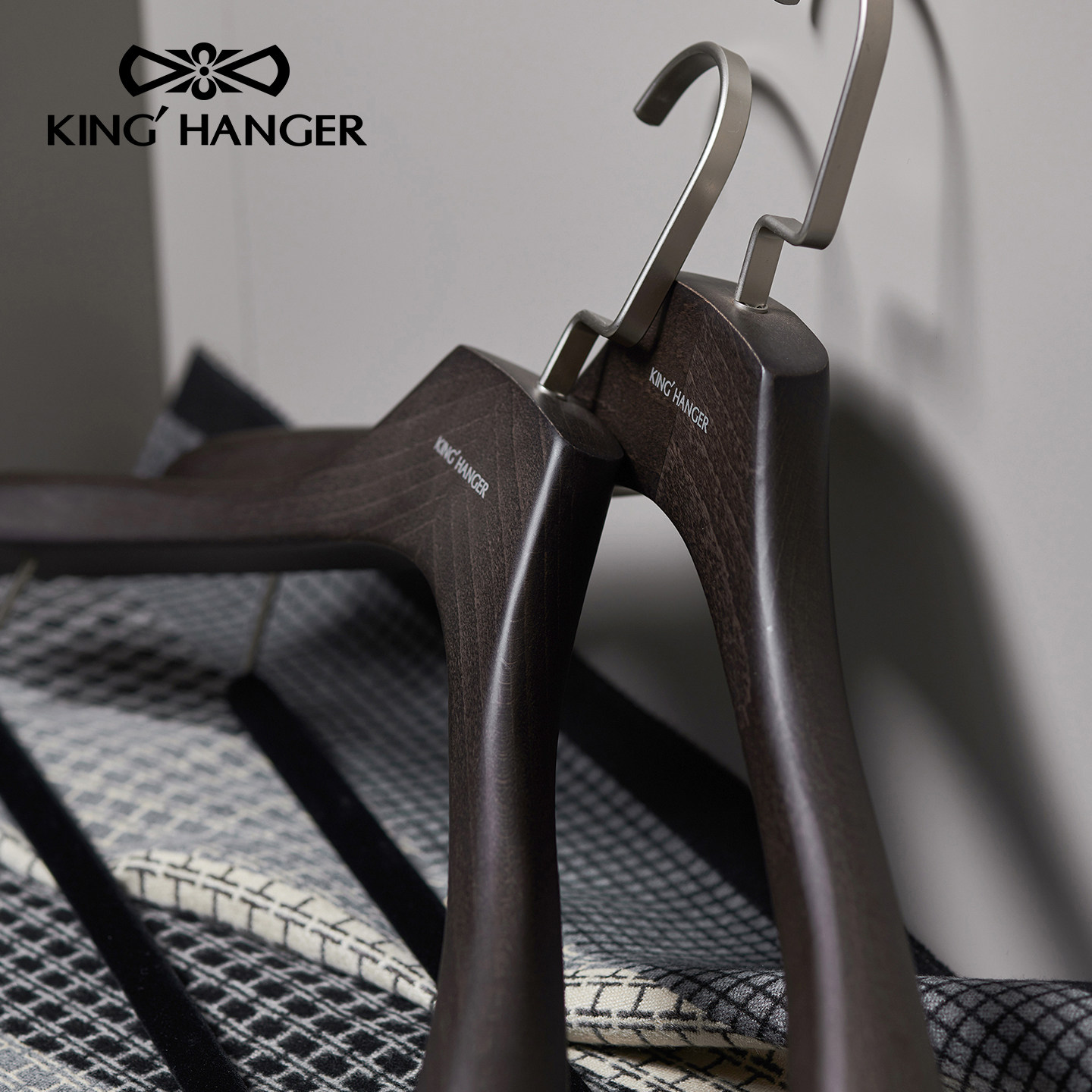 KH高端黑色实木衣架高档无痕防滑衣挂衣柜衣橱衣帽间专用木质衣撑