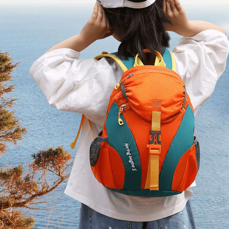 小巧轻便，时尚潮流，可调节防脱肩胸扣设计