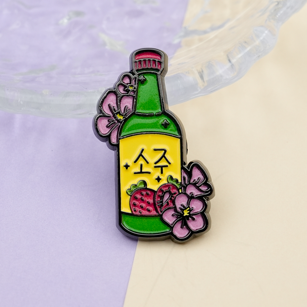 烧酒珐琅迷你胸针翻领别针樱花草莓烧酒可爱饮品迷你徽章挂件配饰