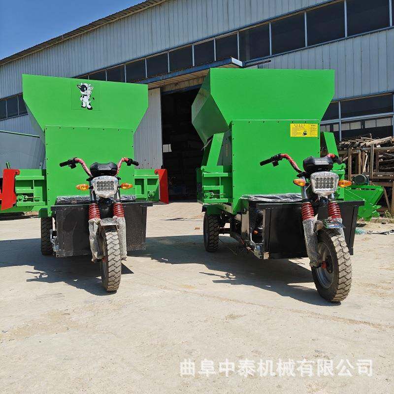 小型3方电动小型撒料车饲喂牛羊用五方投草车皮带出料刮板撒草车