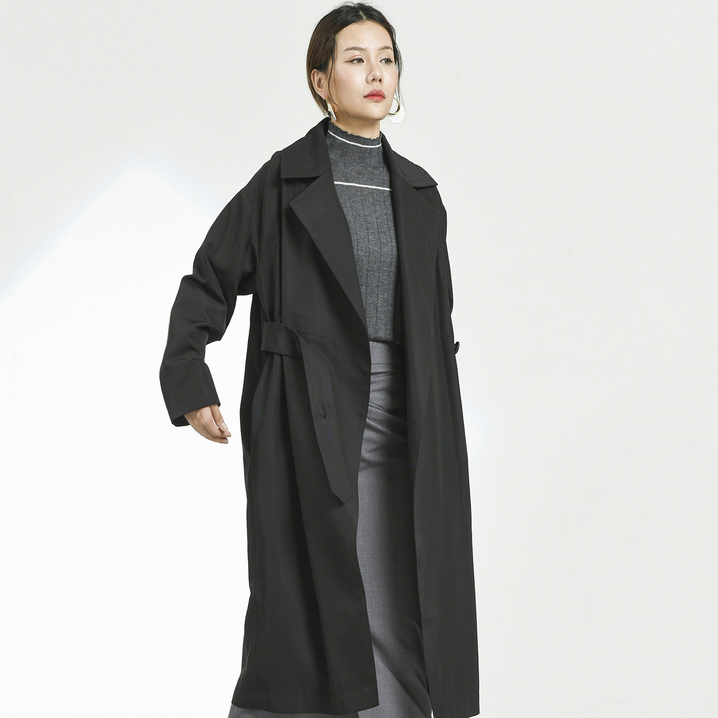 画墨25秋季新款中长款简约复古纯黑色廓形宽松风衣女休闲翻领外套