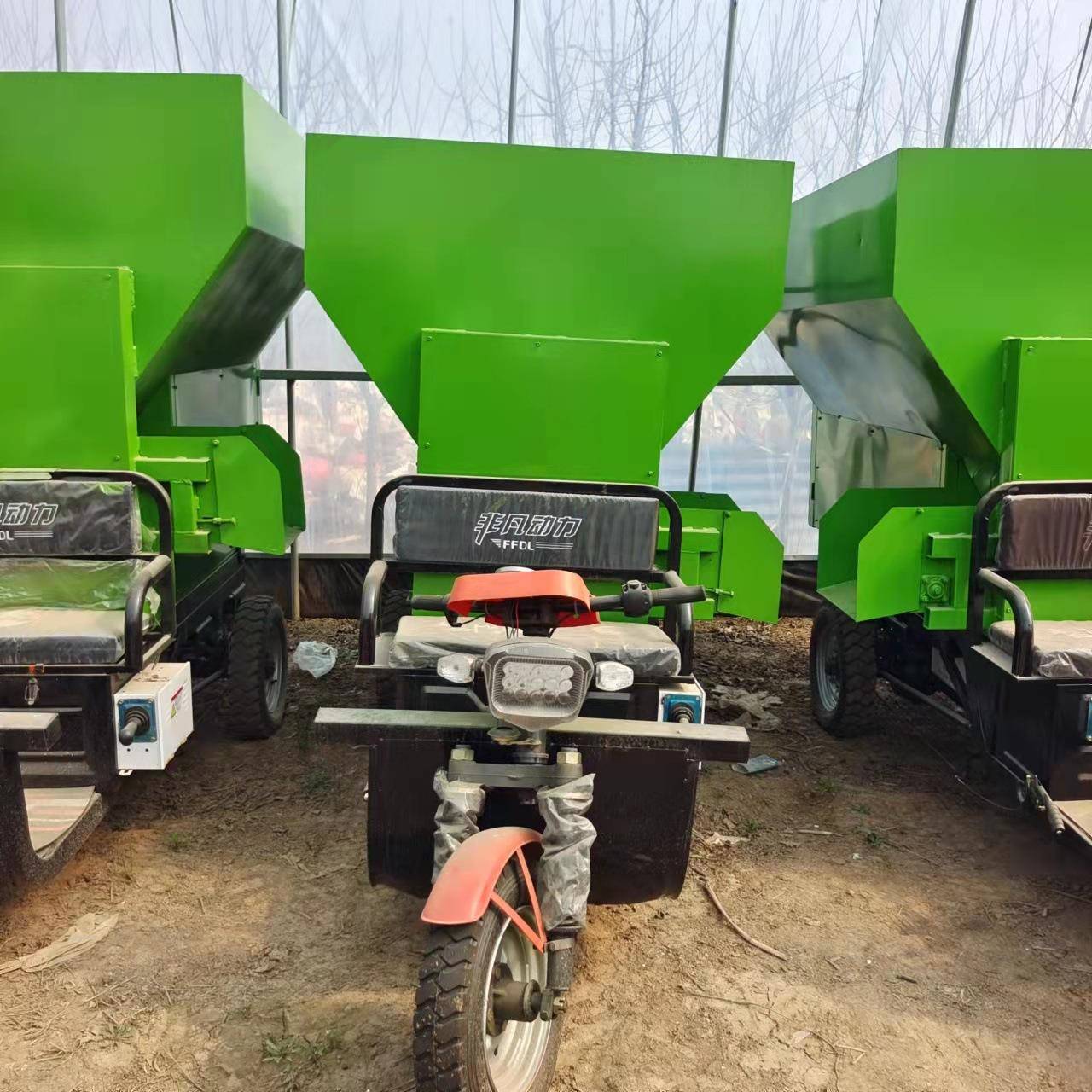 养殖场电动饲料撒料车干湿饲料自动喂料机