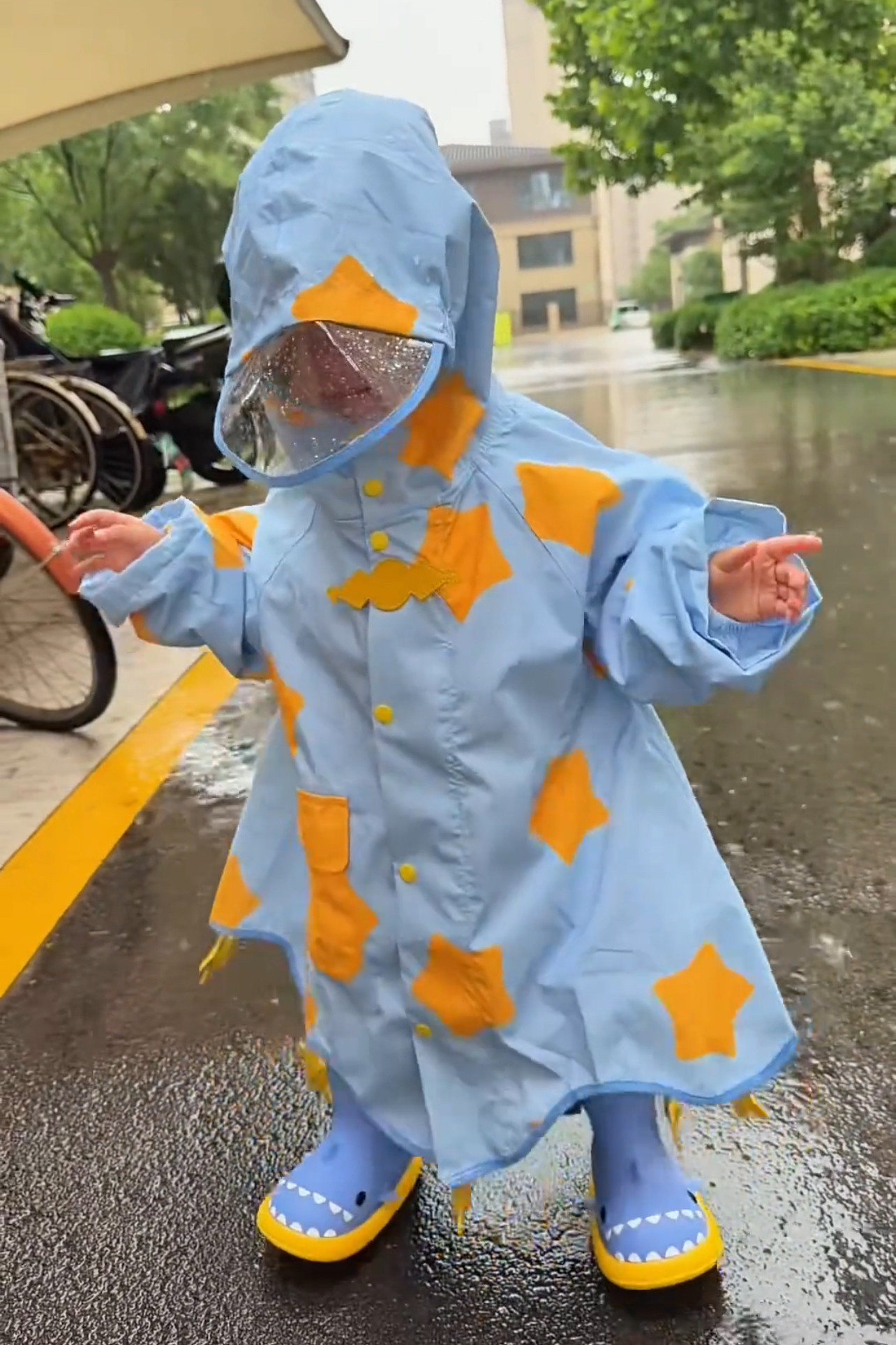 蓝色雨披小童宝宝连帽防雨服书包位雨披儿童雨衣男女童可爱星星
