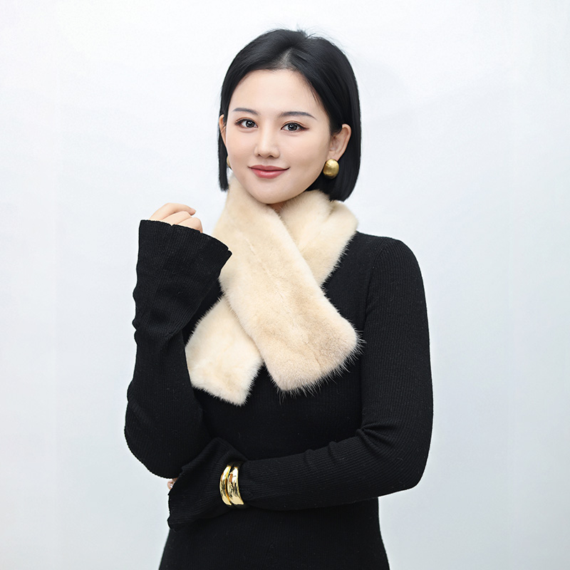 玉兰悠悠2025秋冬新款“踏雪贵妇”进口天鹅绒水貂皮草围巾