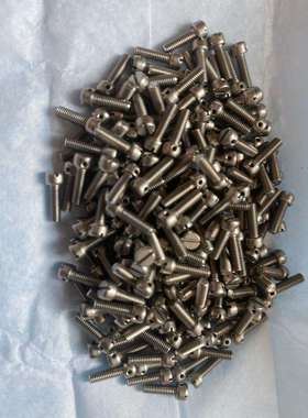 高品质 头部带孔保险孔的圆柱头螺钉 HB1-203F-2002 M2.5*8