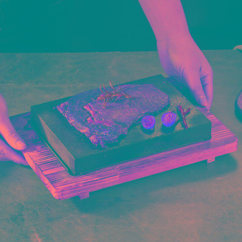 明火加热耐高温密孔火山石牛扒烤盘餐厅火山岩石煎牛排烤肉石板盘