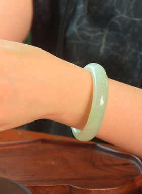 新疆和田玉翠青手镯籽料平安镯