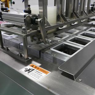 QCF-4预制菜毛血旺嫩鸭血豆腐 火锅鹅血盒式自动灌装封口机优惠价