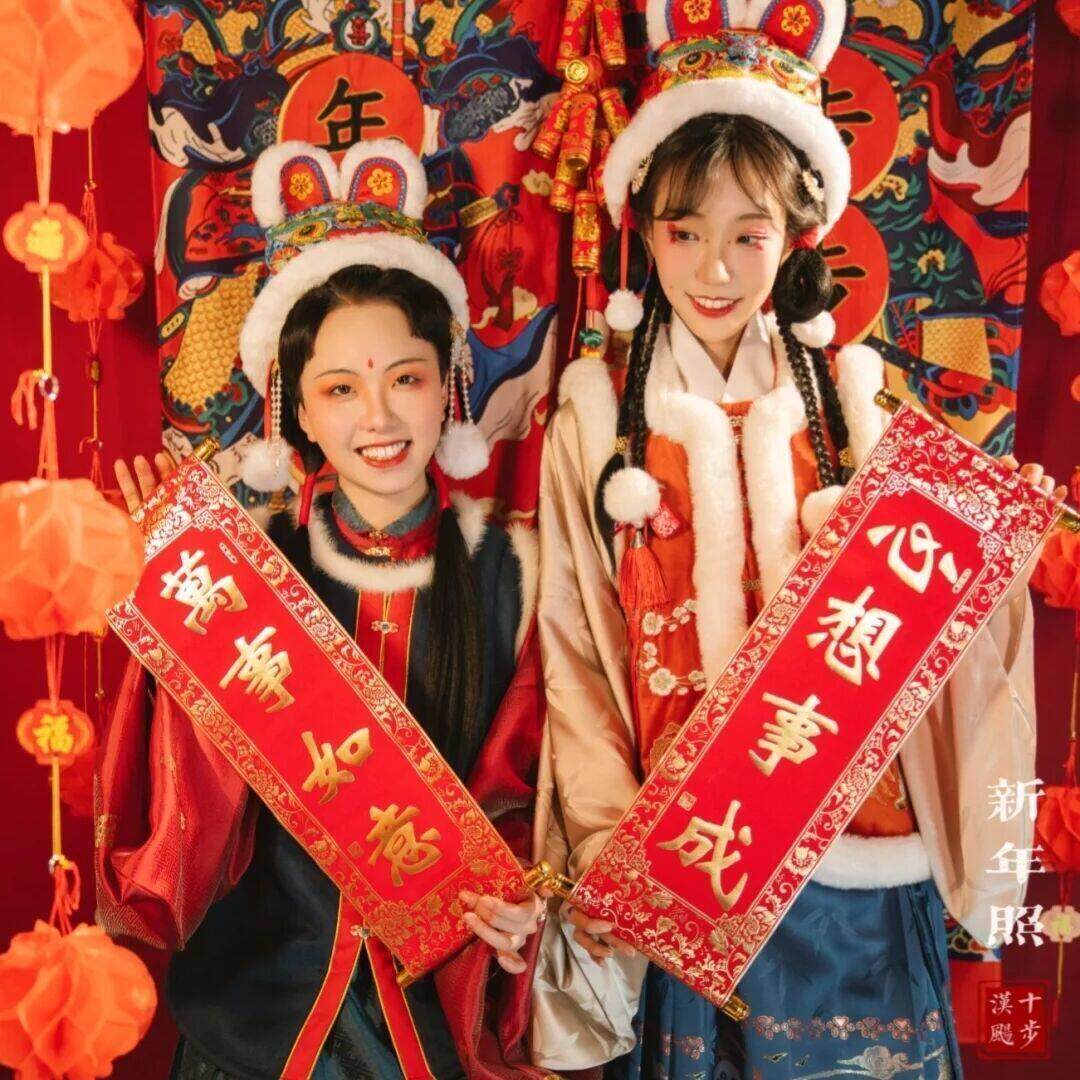 迷你手持对联手拿春联新年春节年会舞台表演道具四字卷轴小挂联