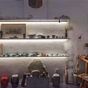 一字铁艺收纳隔板展示架发光层板置物架书架墙上卧室手办壁挂灯带