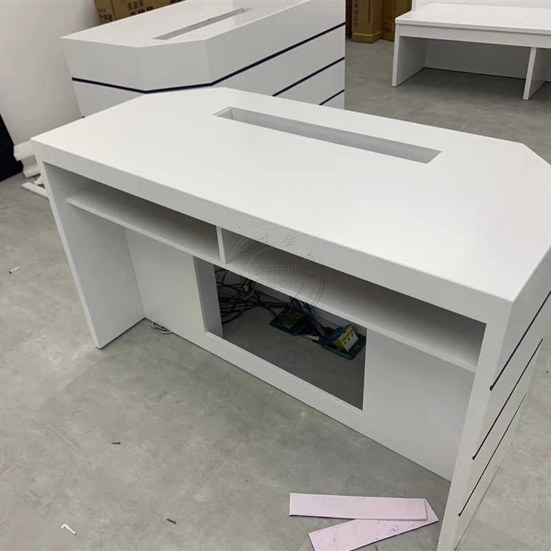 白色烤漆少年法庭桌椅智慧家事法庭桌无纸化法官桌自动法院办公桌