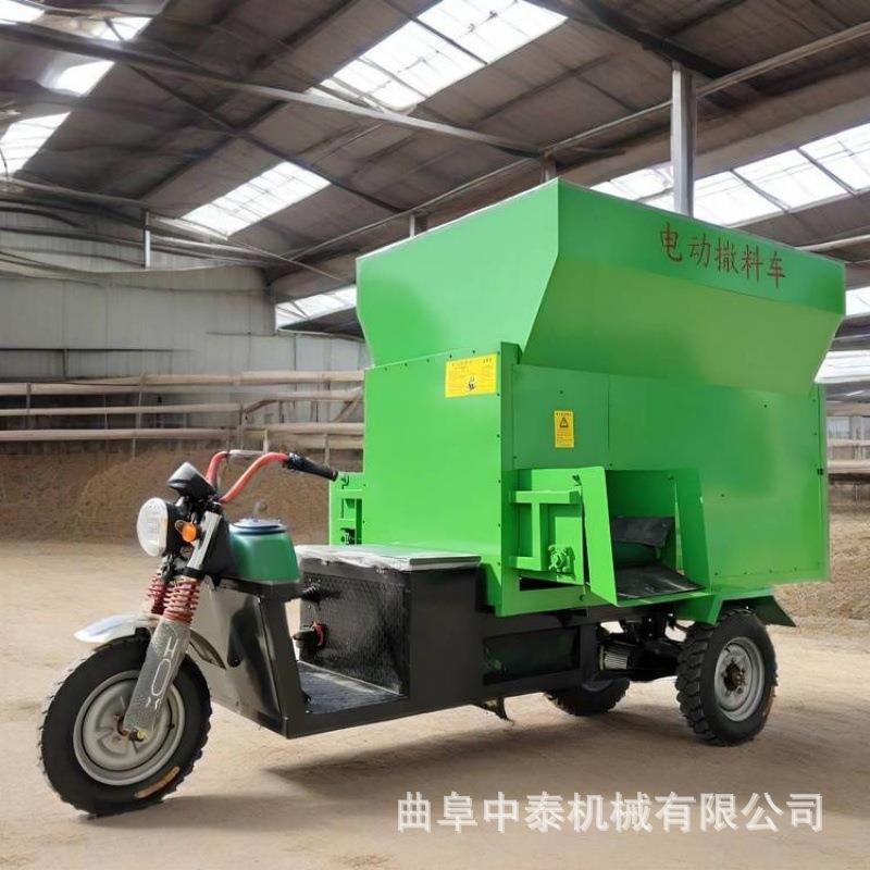 牧场饲草料投草机机动三轮款投料机牧区用自动均匀出料撒料车