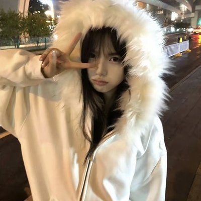 【无忧试穿】白色毛领连帽卫衣女