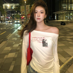 韩系甜辣妹一字领斜肩白色长袖 上衣 t恤女早秋修身 显瘦露肩打底衫