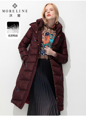 MORELINE沐兰冬安可拉红印花中长款连帽羽绒服白鸭绒