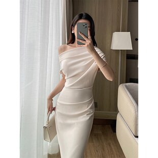 高级感斜肩连衣裙夏季新款法式轻奢名媛风露肩收腰修身显瘦中长裙
